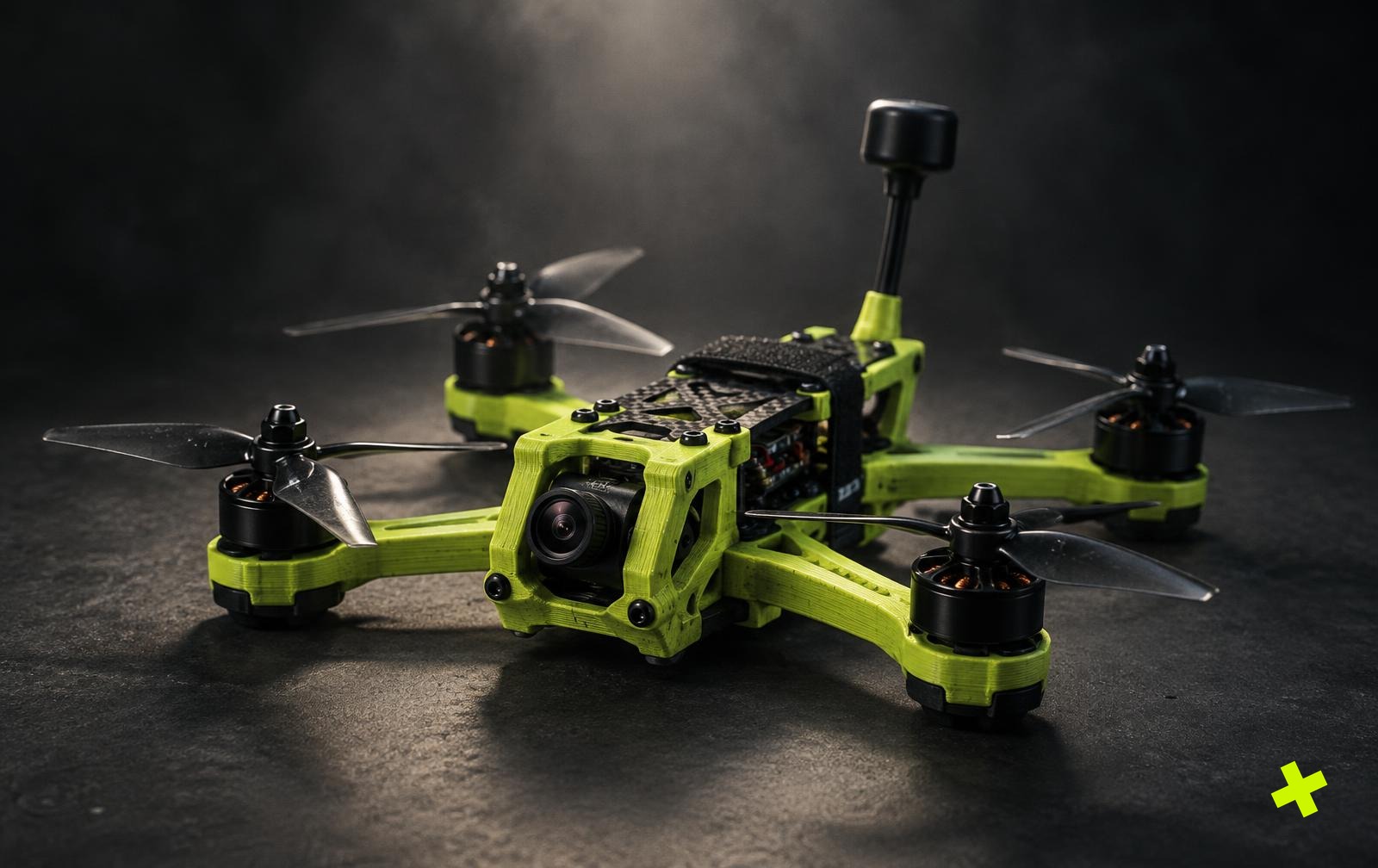 Limoengeel 3D-geprint quadcopterframe met FPV-camera en zichtbare printlagen
